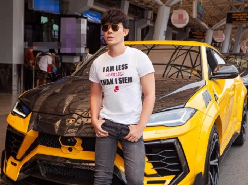 Không hề kém cạnh, Nathan Lee liên tục khoe những hình ảnh về chiếc Lamborghini Urus màu vàng lên trang cá nhân để chứng minh đẳng cấp hơn hẳn Ngọc Trinh. Ảnh: FBNV