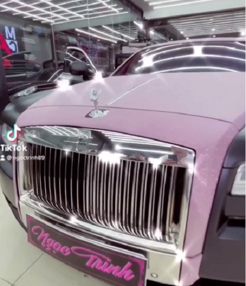 Ngay lập tức, Ngọc Trinh chia sẻ đoạn clip tậu xế hộp siêu sang Rolls-Royce ghi tên Ngọc Trinh có giá khoảng 30 tỷ đồng. Ảnh: chụp màn hình