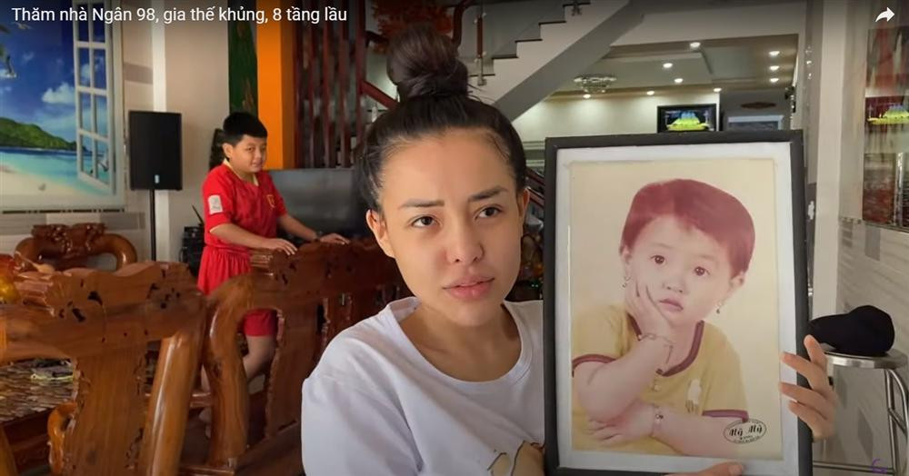 Bức ảnh hồi nhỏ của Ngân 98 được treo ở phòng khách.