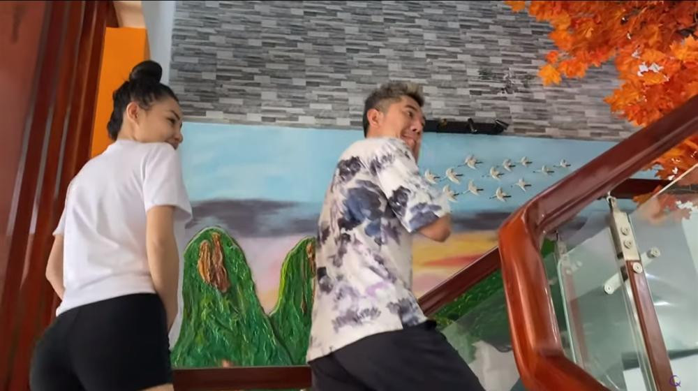 Mới đây, trên kênh YouTube của ca sĩ Lương Bằng Quang đăng tải một clip khoe về thăm nhà của bạn gái - Ngân 98. Theo đó, căn nhà của Ngân 98 tọa lạc tại thị xã An Nhơn, Bình Định.