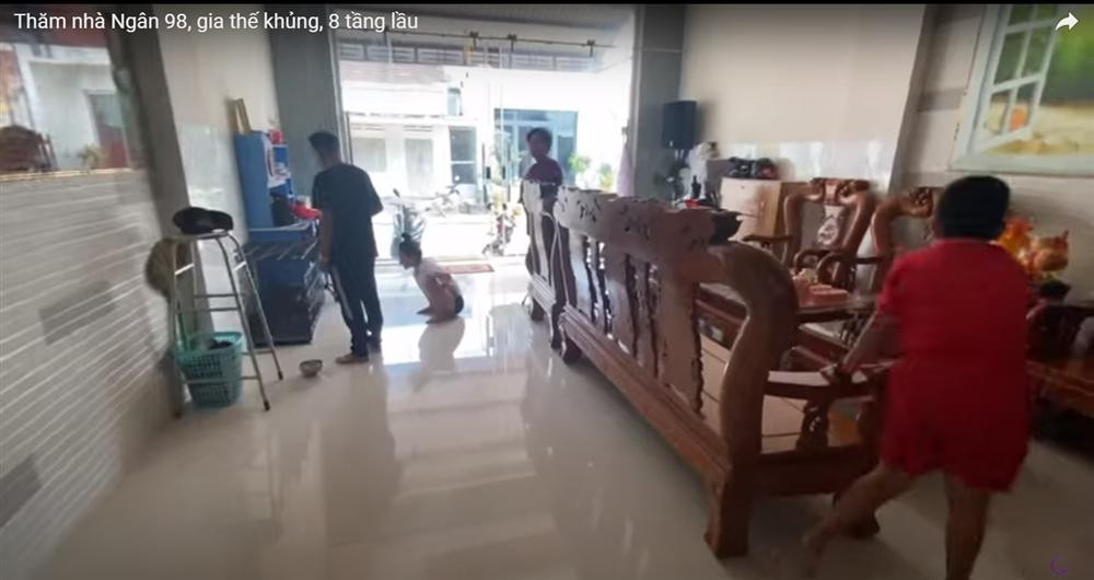 Bộ bàn ghế gỗ đồ sộ khiến Lương Bàng Quang phải trầm trồ.