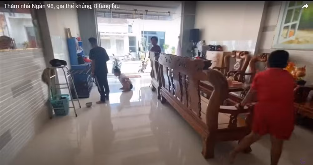 Bộ bàn ghế gỗ đồ sộ khiến Lương Bàng Quang phải trầm trồ.