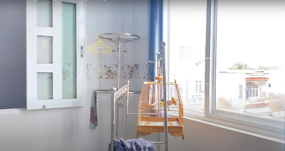 Tầng trên cùng, bố Ngân 98 nuôi rất nhiều các loài chim.