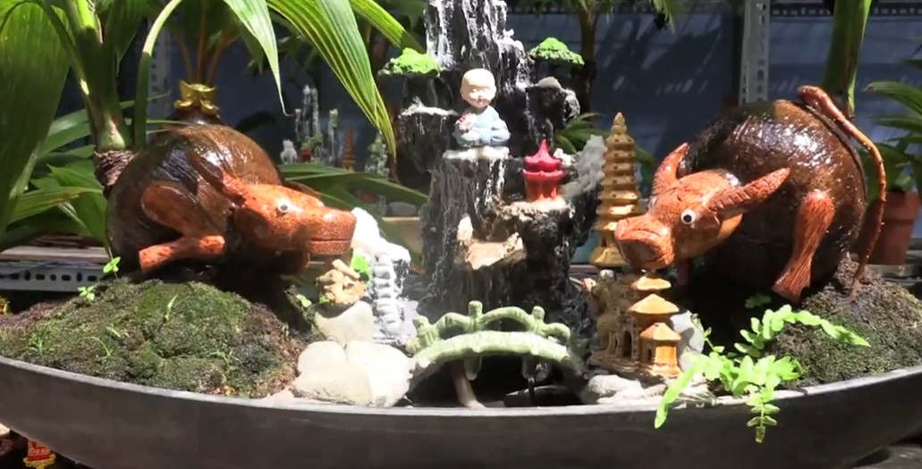 Cặp bonsai dừa hình trâu đứng cạnh giữa tiểu cảnh núi, hồ nước, con người tạo nên sự hòa bình, an yên. Ảnh: Vietnamnet.