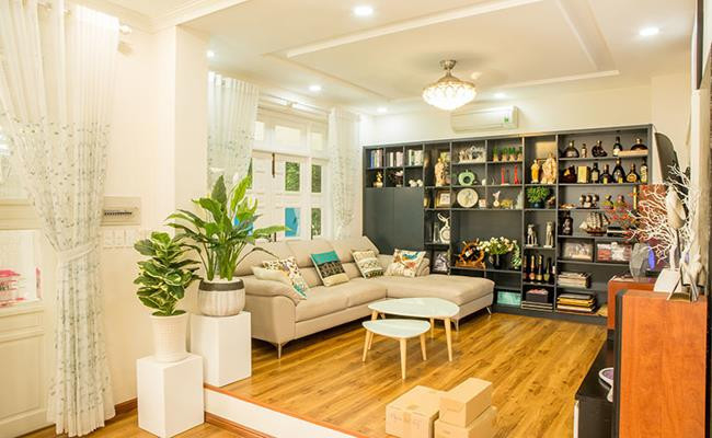 Phòng khách được bố trí tivi màn hình cỡ lớn, là nơi quây quần của các thành viên trong gia đình. Ảnh: Dân Việt