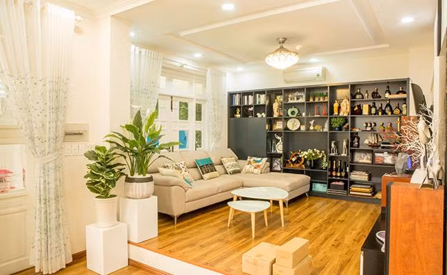 Phòng khách được bố trí tivi màn hình cỡ lớn, là nơi quây quần của các thành viên trong gia đình. Ảnh: Dân Việt