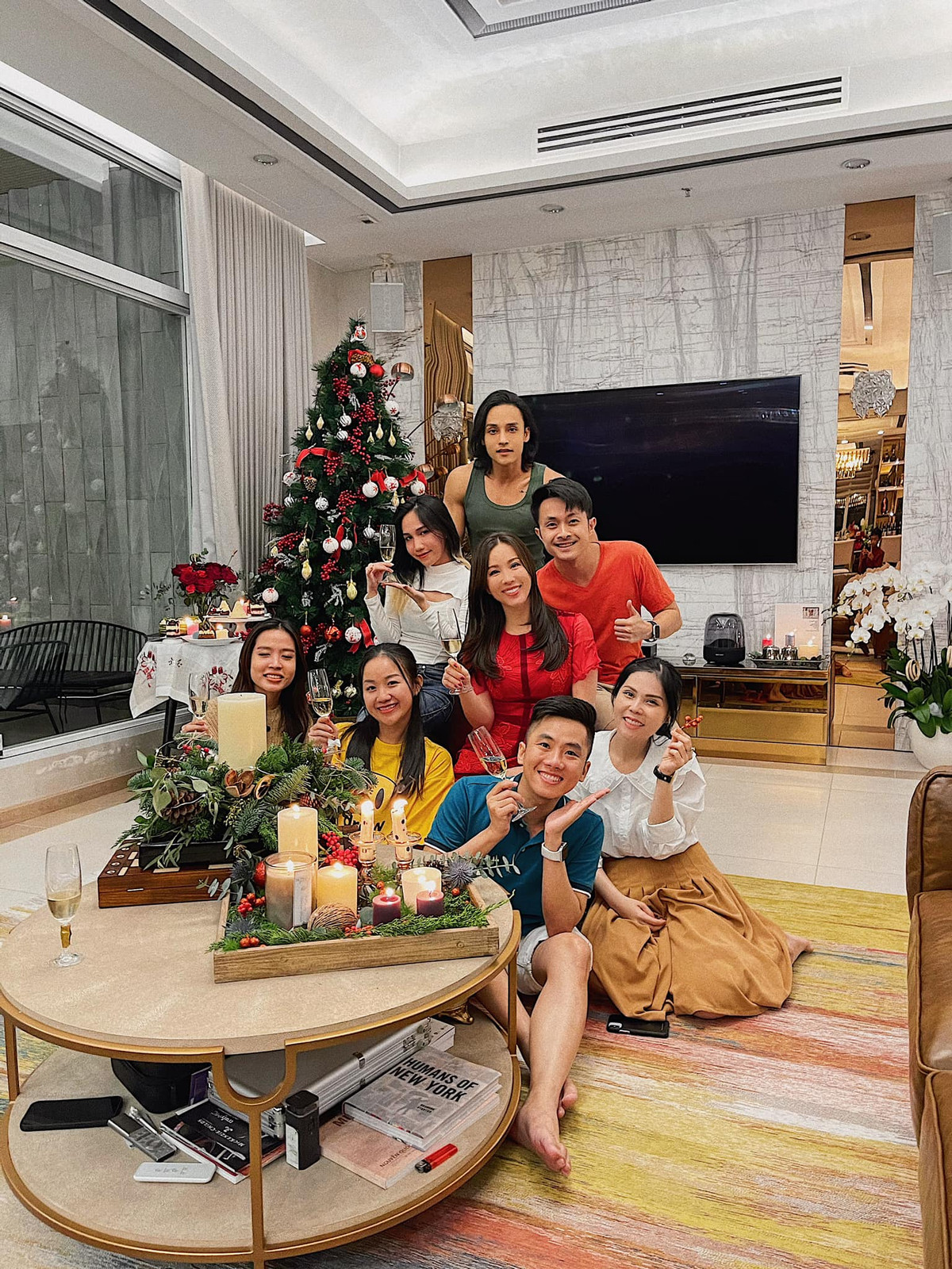 Phòng khách mang tông trắng, nâu và vàng chủ đạo. Ảnh: FBNV