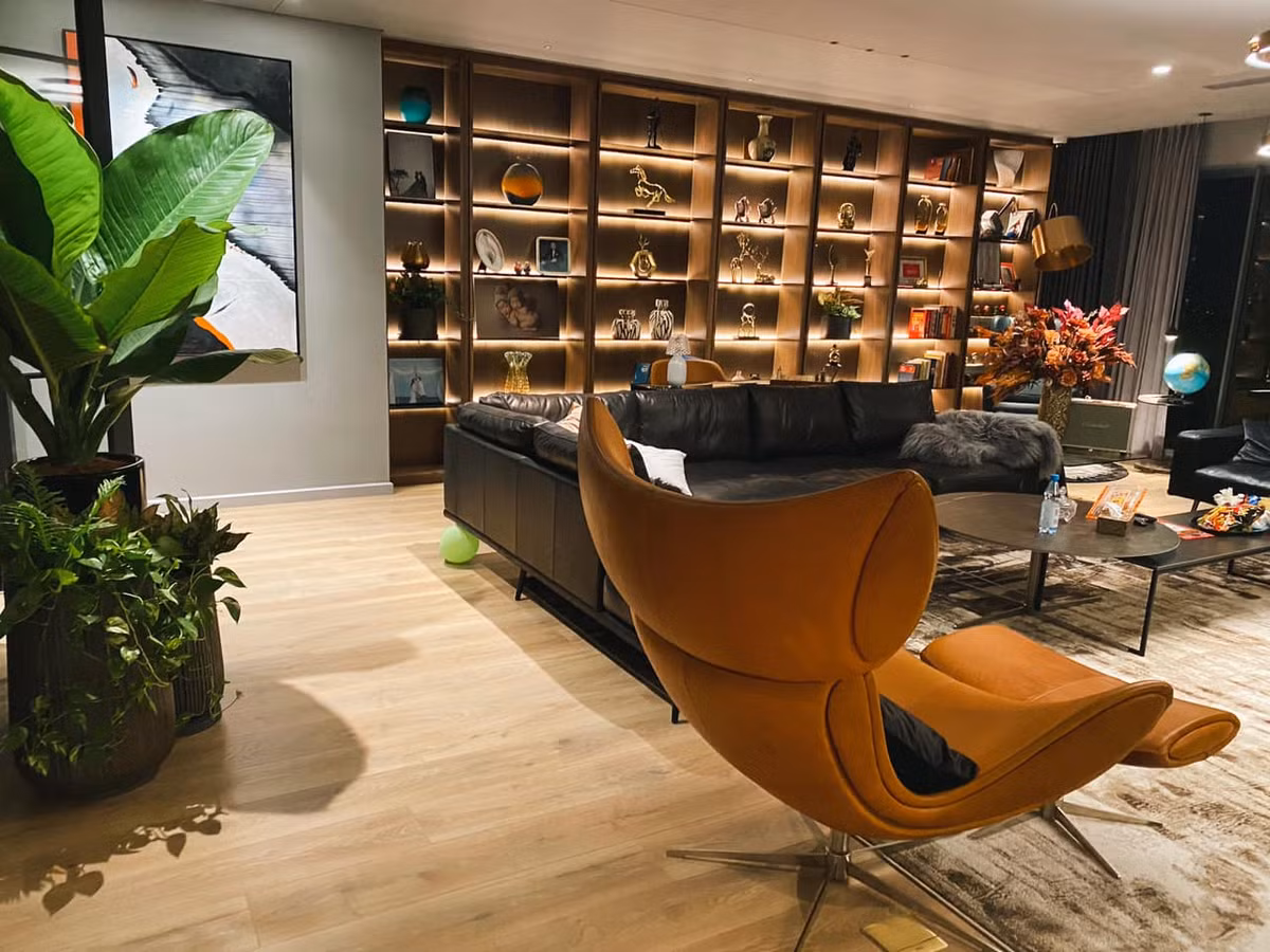 Phòng khách rộng, có tủ gỗ lớn để trưng bày đồ lưu niệm.