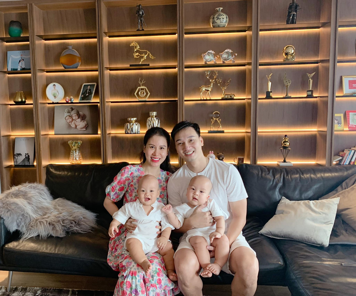 Bộ sofa rộng rãi vừa là điểm nhấn, cũng là nơi 4 thành viên trong nhà quây quầy xem ti vi sau bữa tối.