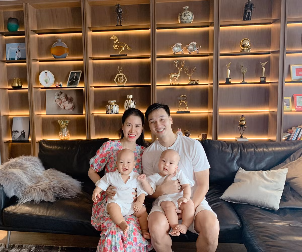 Bộ sofa rộng rãi vừa là điểm nhấn, cũng là nơi 4 thành viên trong nhà quây quầy xem ti vi sau bữa tối.