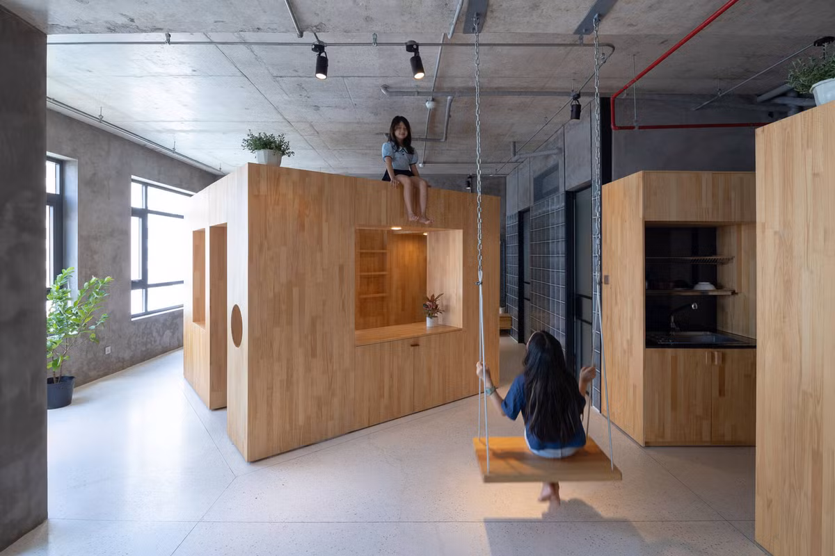 Điển nổi bật của căn hộ là sự xuất hiện của một chiếc hộp bằng gỗ với kích thước 3x3m, cao 2,2m.