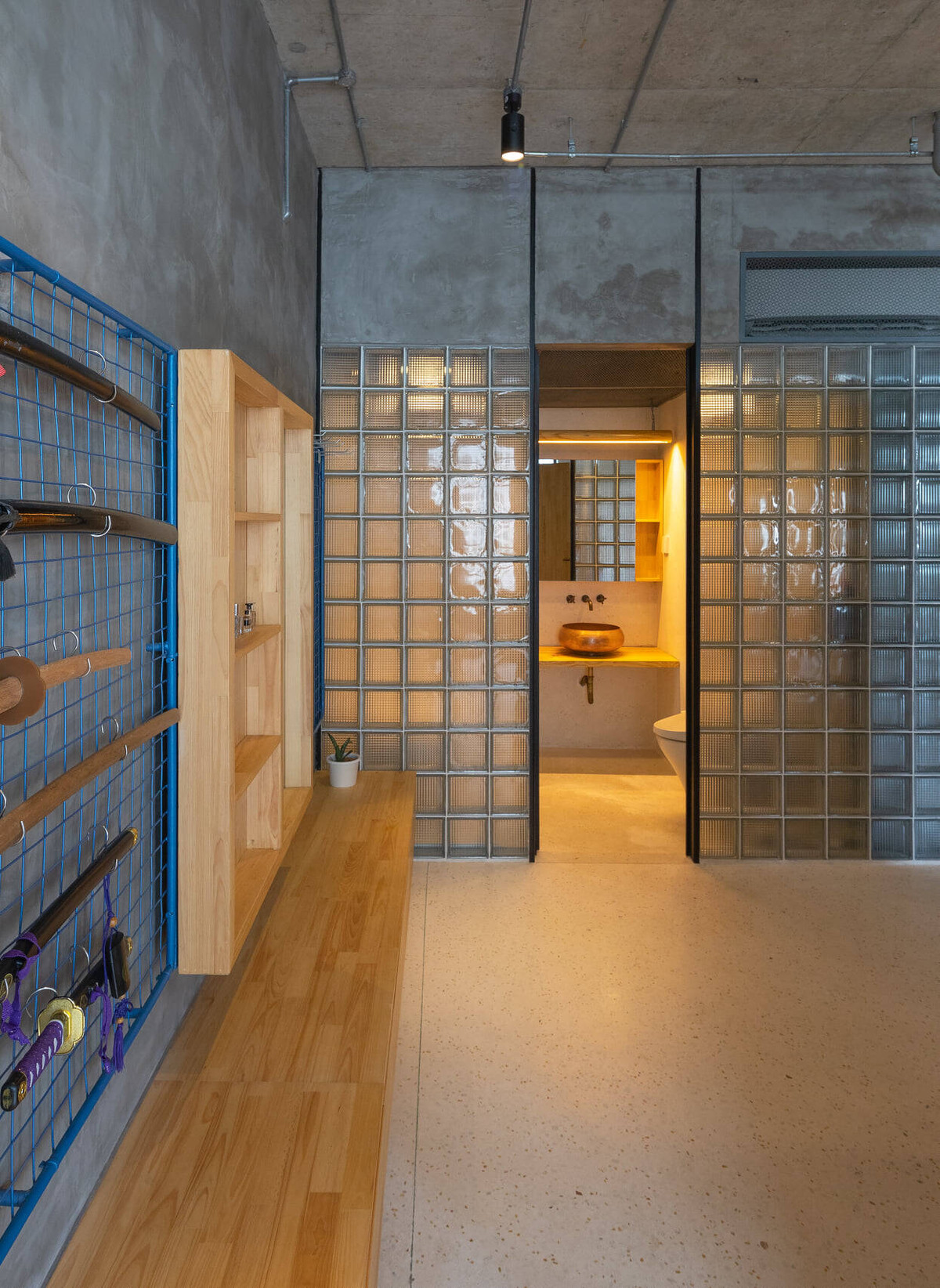 Không có nội thất đắt tiền hay trang trí màu mè, căn nhà hướng tới sự đơn giản để nhường diện tích cho các con vui chơi. Nguồn ảnh: Trieu Chien