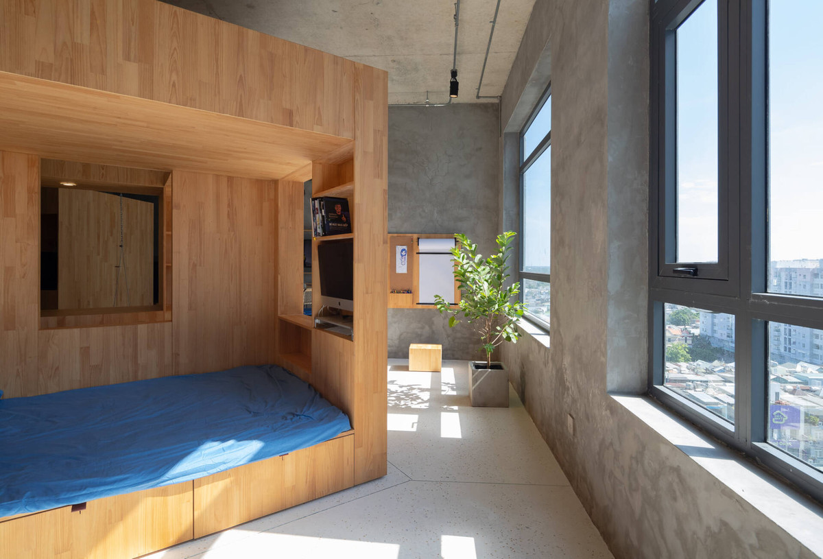 Giường ngủ tích hợp giá kệ tiết kiệm diện tích.