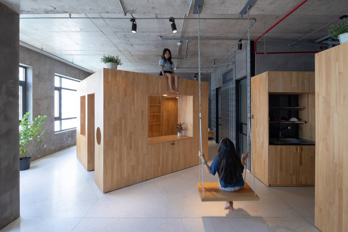 Điển nổi bật của căn hộ là sự xuất hiện của một chiếc hộp bằng gỗ với kích thước 3x3m, cao 2,2m.