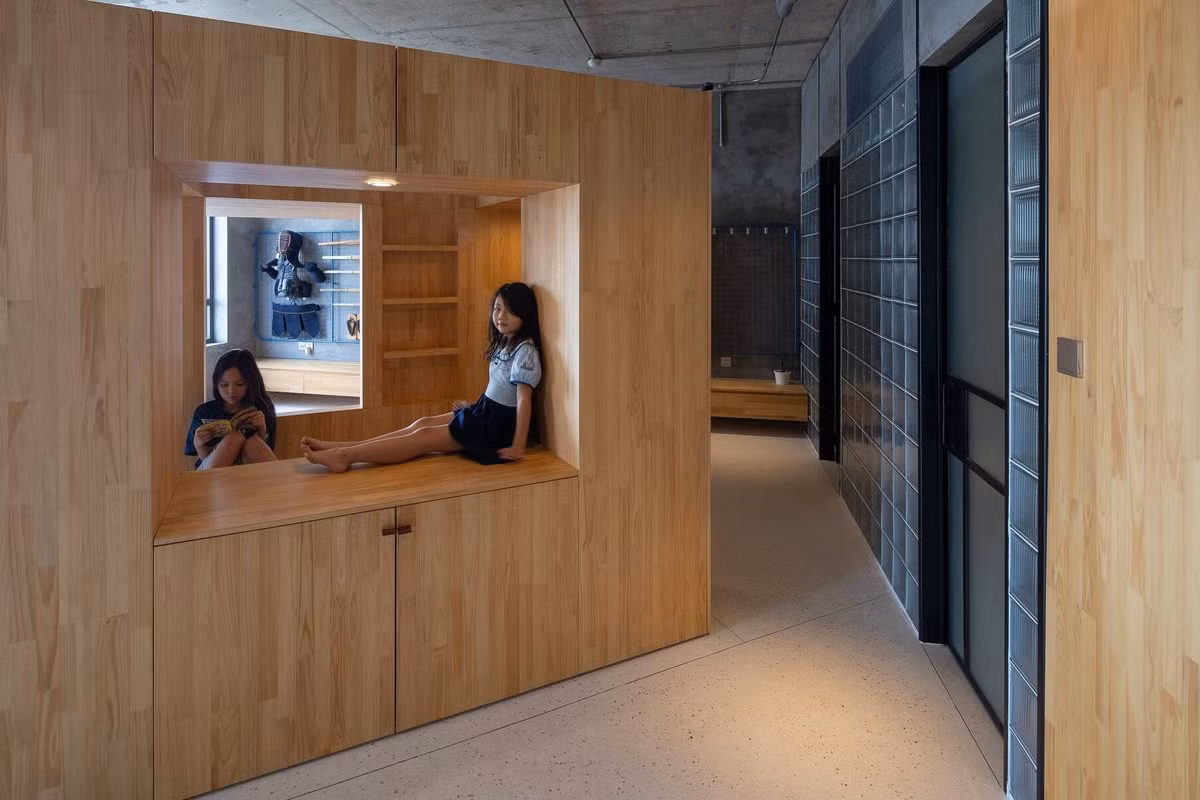 Bên trong khối hộp này là một không gian chứa đầy đủ các chức năng bao gồm giường ngủ 2 tầng, góc làm việc, góc học tập, tủ kệ...