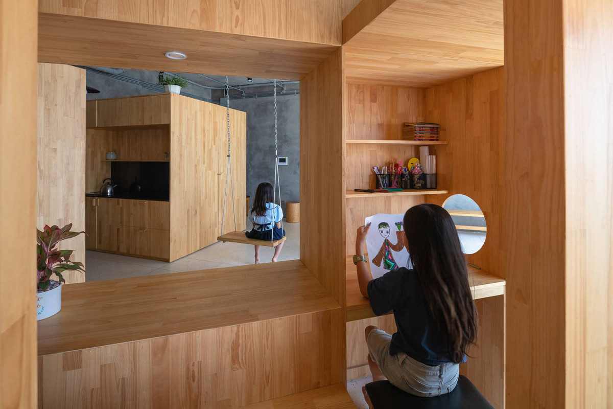 Góc học tập ngăn nắp và đầy đủ ánh sáng.