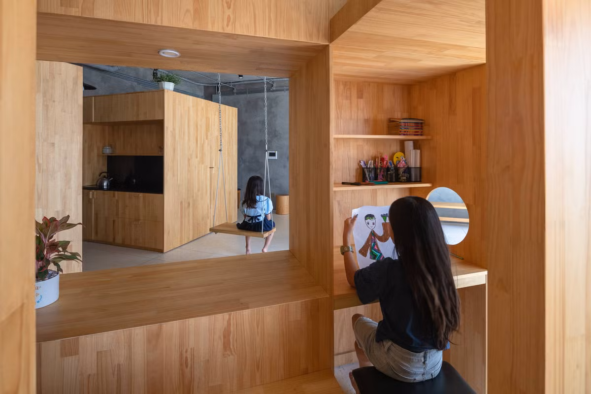 Góc học tập ngăn nắp và đầy đủ ánh sáng.