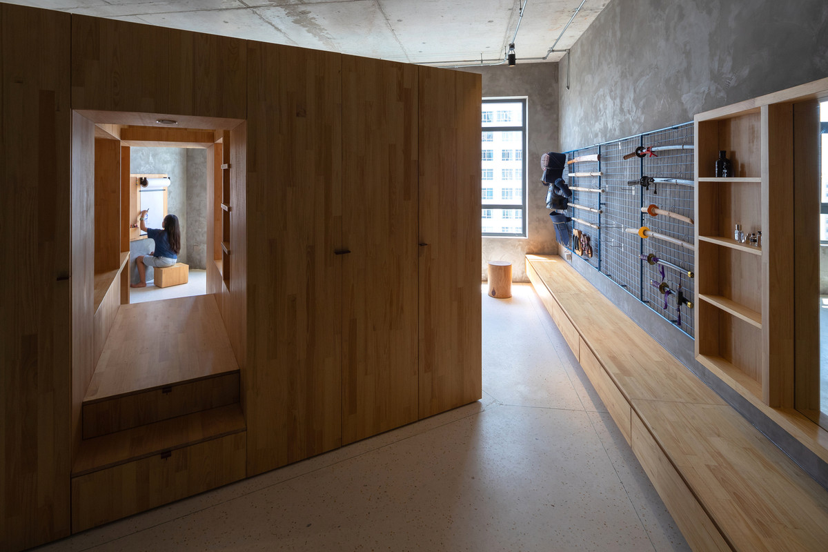 Ngay khi vừa xây xong, không gian trống và chưa có tường ngăn chia, kiến trúc sư đề xuất phương án không can thiệp nhiều vào phần xây dựng, lớp trần bê tông cũng giữ nguyên để tận dụng chiều cao thông thủy tối đa.