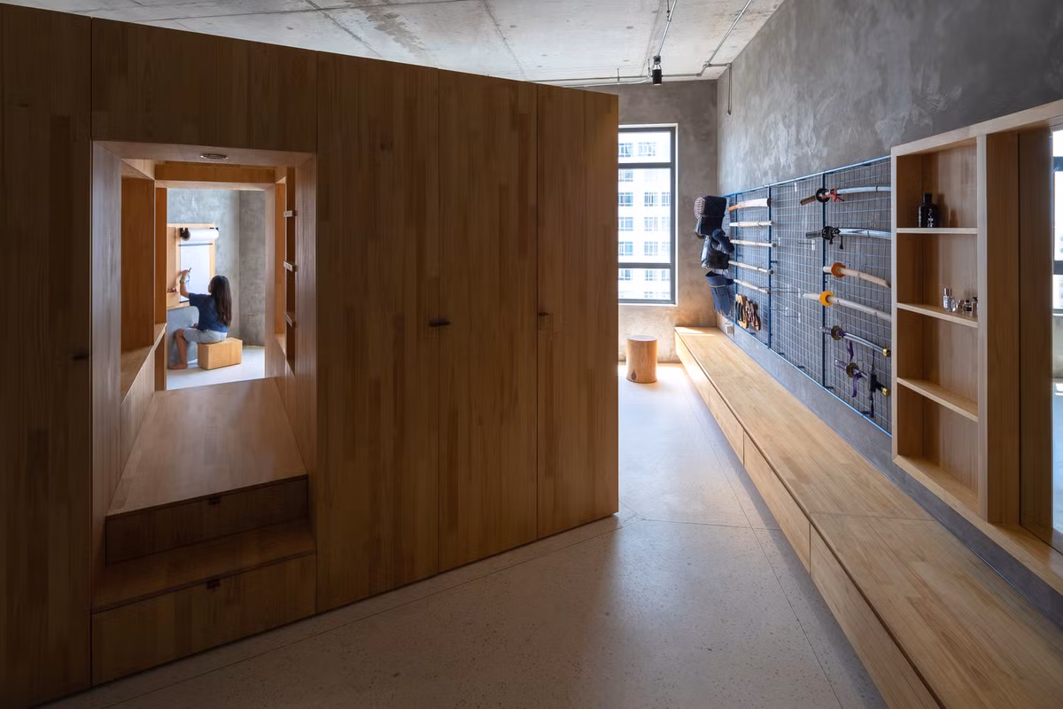 Ngay khi vừa xây xong, không gian trống và chưa có tường ngăn chia, kiến trúc sư đề xuất phương án không can thiệp nhiều vào phần xây dựng, lớp trần bê tông cũng giữ nguyên để tận dụng chiều cao thông thủy tối đa.