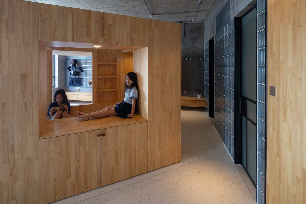 Bên trong khối hộp này là một không gian chứa đầy đủ các chức năng bao gồm giường ngủ 2 tầng, góc làm việc, góc học tập, tủ kệ...