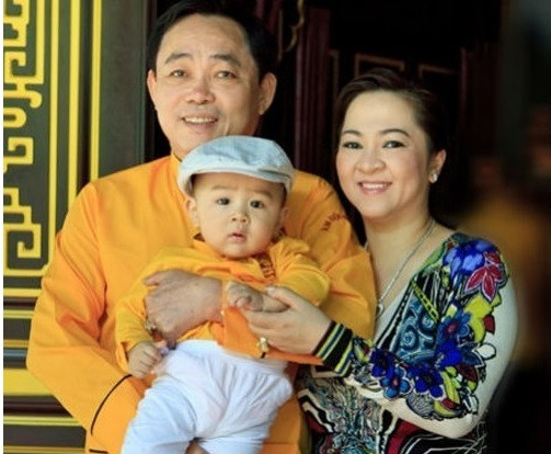 Sau cuộc hôn nhân đầu đổ vỡ, ở tuổi U60, ông chủ Đại Nam và bà Nguyễn Phương Hằng đến với nhau và có cậu con trai đẹp như thiên thần. Ảnh: Vietnamnet