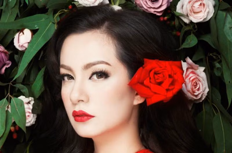 Ông trúng "tiếng sét ái tình" với Ngọc Thúy khi cô cùng ekip tới biệt thự của ông chụp ảnh. Cặp đôi kết hôn năm 2006 chỉ sau 7 ngày quen biết. Tháng 8/2007, cả hai ra tòa ký giấy ly hôn. Ảnh: Internet