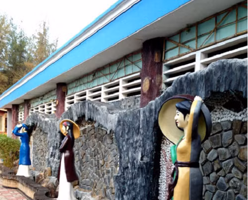 Đại gia Lê Ân từng chia sẻ, trong 3 bức tượng, bức có vóc dáng lùn lùn, gương mặt bầu là bà vợ đầu tiên, "là người có với tui 5 đứa con, làm tui hận nhứt”. Ảnh: Vietnamnet