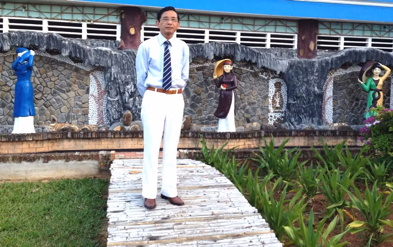 Trong khuôn viên Làng du lịch Chí Linh, đại gia Lê Ân cho tạc 3 bức tượng 3 người vợ phụ bạc, ôm tài sản của ông ra đi và gây cho ông cảnh tù tội. Ảnh: Baodautu