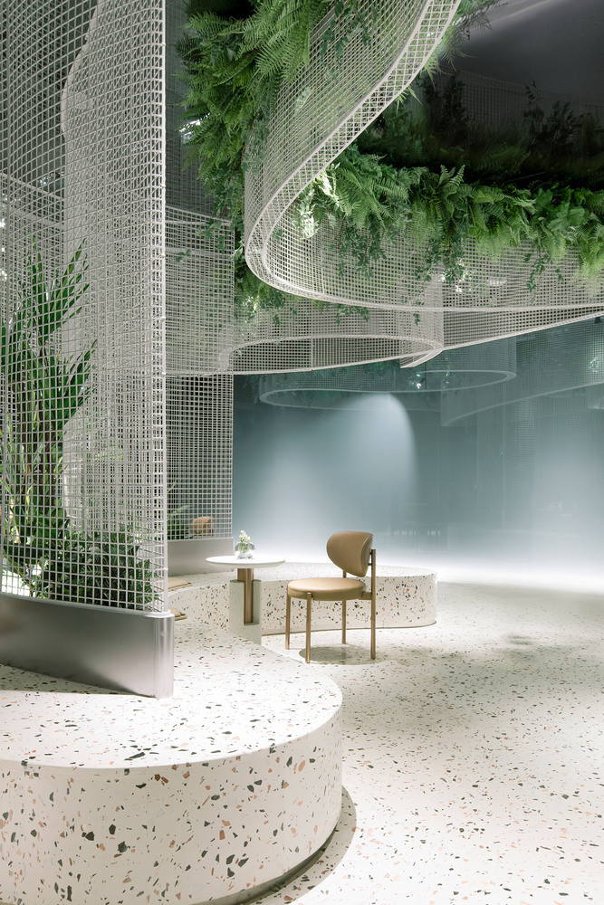 Kính chuyển màu làm tăng thêm cảm giác mơ màng của không gian quán cà phê.