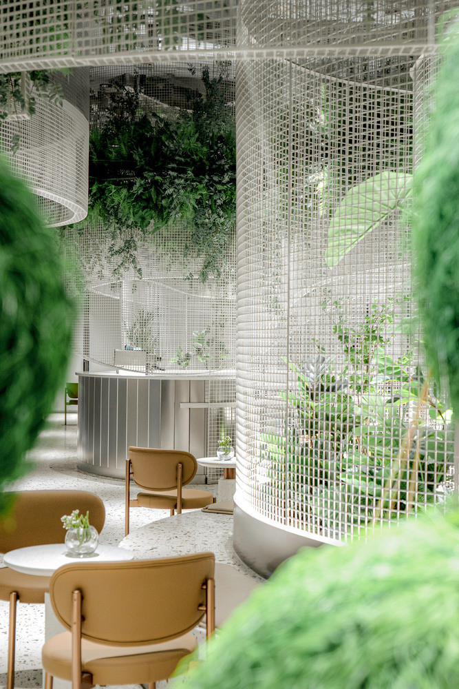 Cùng với khu vườn bay, các chậu cây và hoa đặt bên dưới sàn nhà, ngay cạnh các chỗ ngồi cũng tô điểm cho không gian quán thêm thơ mộng.