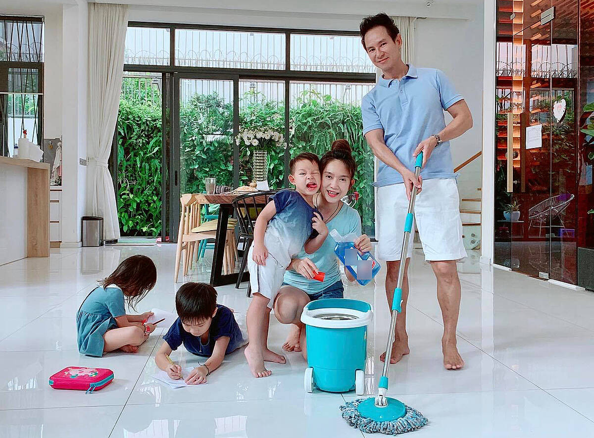 Để các con cón không gian sống rộng rãi, thoáng đãng và gần gũi thiên nhiên, cuối năm 2019, cả gia đình Lý Hải chuyển về một căn biệt thự ở ngoại thành Sài Gòn sinh sống.