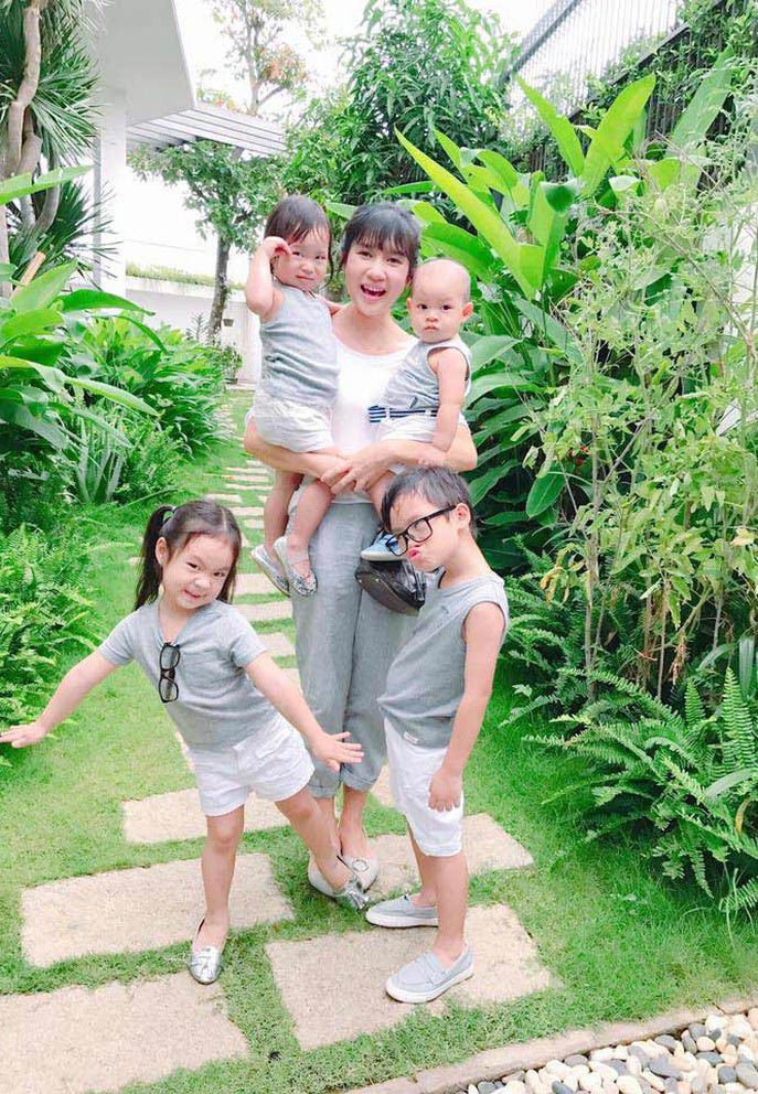 Với diện tích nhà vài trăm mét vuông, Lý Hải - Minh Hà ưu tiên xây dựng khuôn viên bên ngoài rộng rãi.