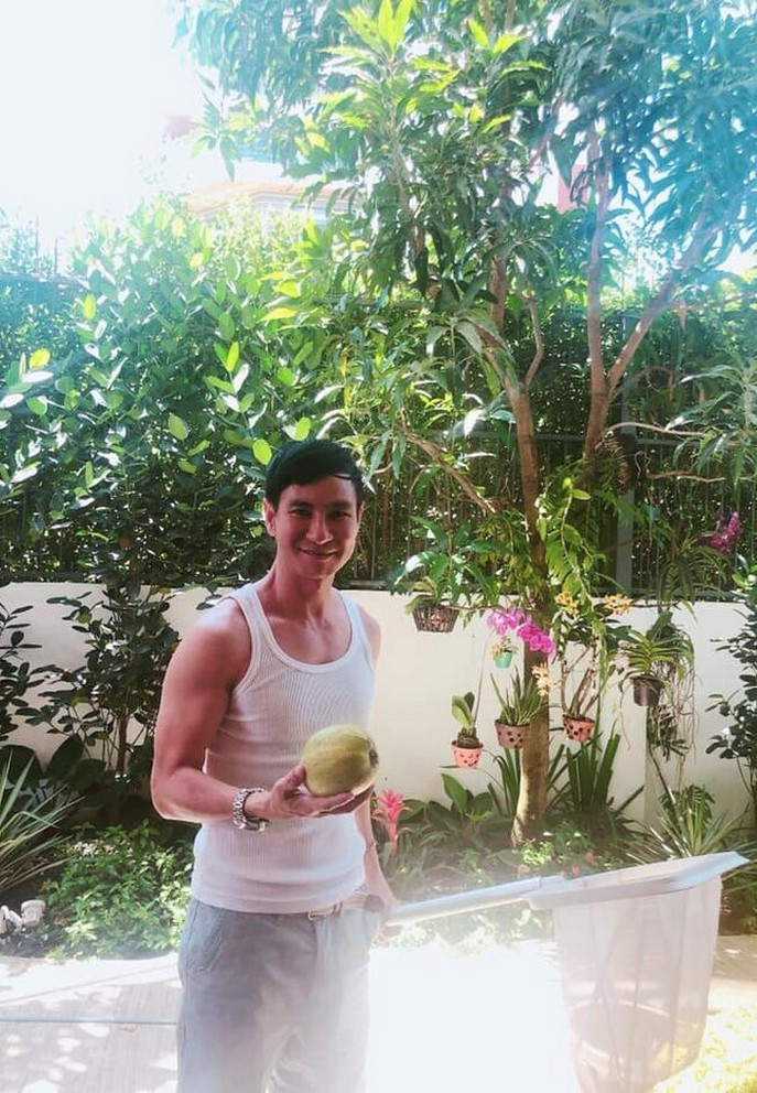 Trên tầng thượng, Lý Hải thiết kế thành khu vườn nhỏ. 2 vợ chồng anh xây bồn rộng để trồng nhiều loại cây gồm ổi, khế, lựu, mít, quất...