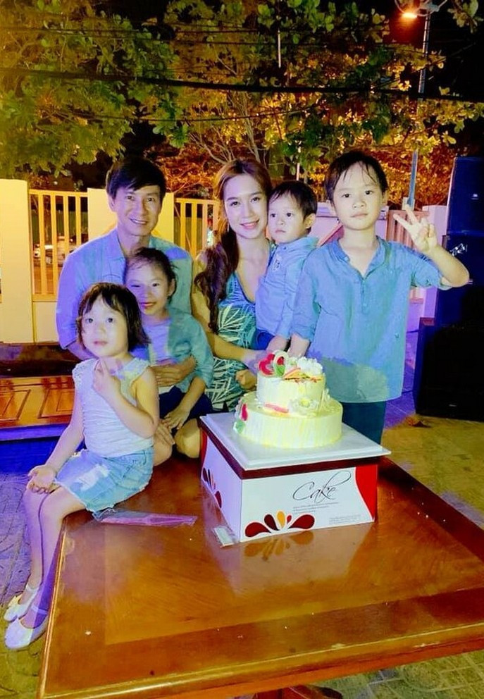 Là một trong những cặp đôi kiểu mẫu trong showbiz, trải qua chặng đường 10 năm bên nhau, Lý Hải - Minh Hà xây dựng một gia đình hạnh phúc cùng 4 nhóc tỳ xinh xắn, đáng yêu.