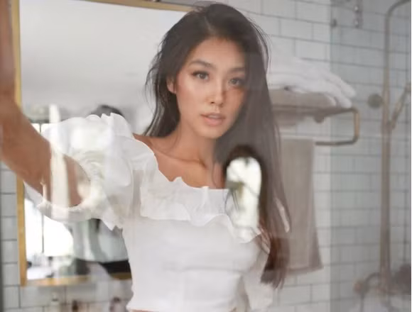 Cô nàng cũng chọn gạch ốp màu trắng trung tính, tạo cảm giác sạch sẽ.