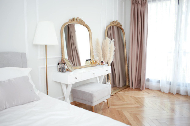 Thảo Nhi Lê sống trong căn nhà ở mặt tiền đường Pasteur. Phòng riêng của cô phủ tông màu trắng, đồng nhất từ màu sơn tường đến màu nội thất luôn.