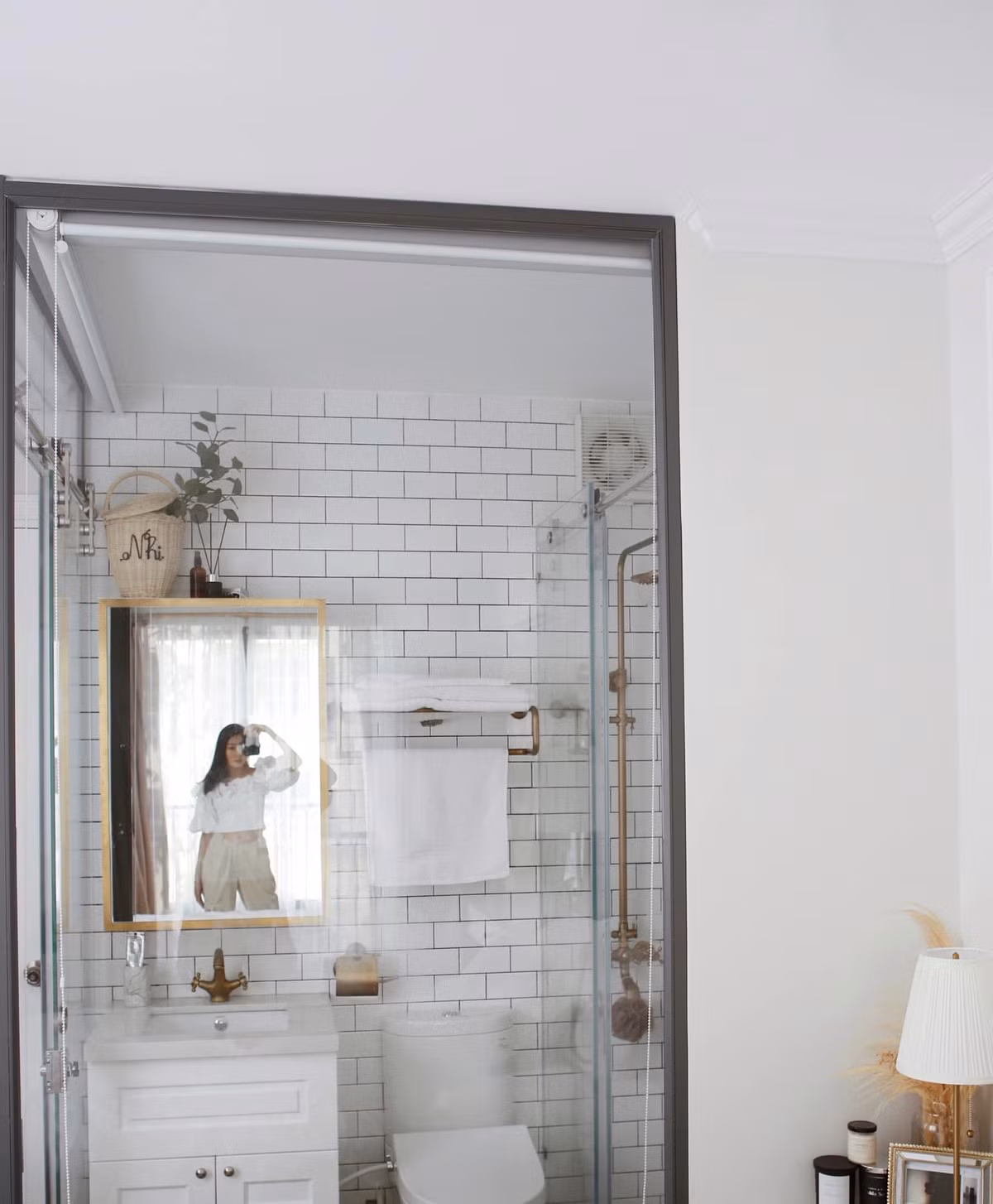 Phòng tắm cũng được Thảo Nhi Lê sử dụng gam màu trắng chủ đạo.