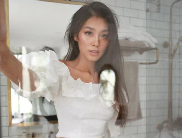 Cô nàng cũng chọn gạch ốp màu trắng trung tính, tạo cảm giác sạch sẽ.