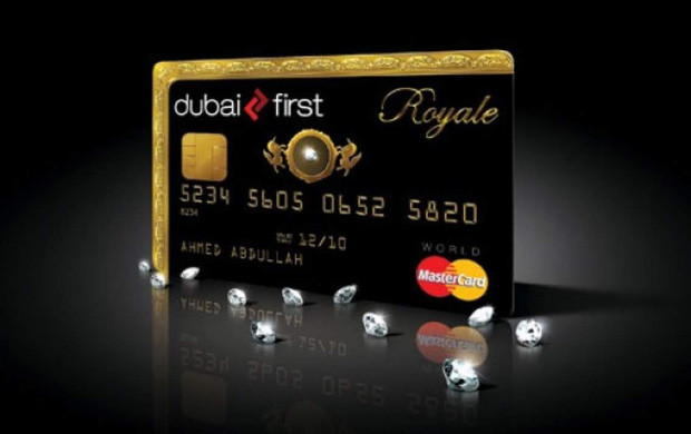 Xứng danh chiếc thẻ của ngân hàng thuộc Dubai, thẻ Bank of Dubai First Royale MasterCard được làm bằng vàng thật, đính hẳn một viên kim cương sáng chói 0,235 carat ở giữa.
