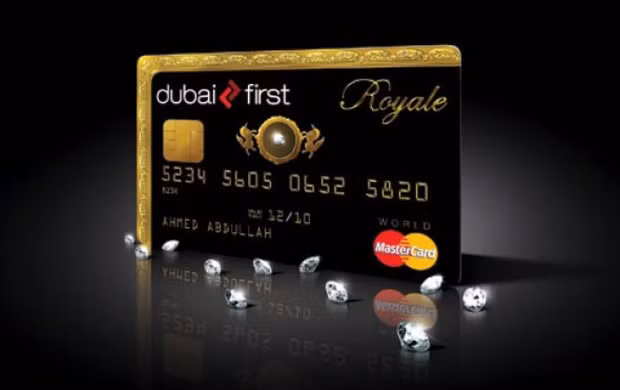 Xứng danh chiếc thẻ của ngân hàng thuộc Dubai, thẻ Bank of Dubai First Royale MasterCard được làm bằng vàng thật, đính hẳn một viên kim cương sáng chói 0,235 carat ở giữa.