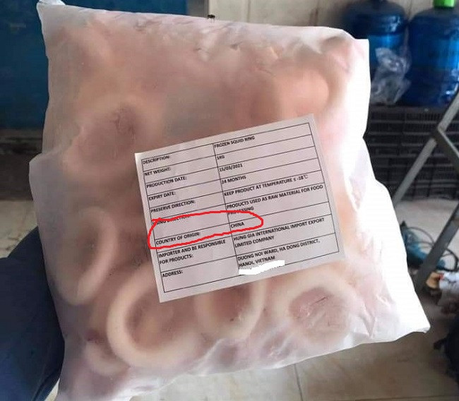 Chia sẻ trên Dân Việt, một khách hàng cho biết người bán quảng cáo là râu bạch tuộc của Nhật Bản nhưng khi nhận hàng, lại thấy trên bao bì ghi xuất xứ từ Trung Quốc. Ảnh: Dân Việt