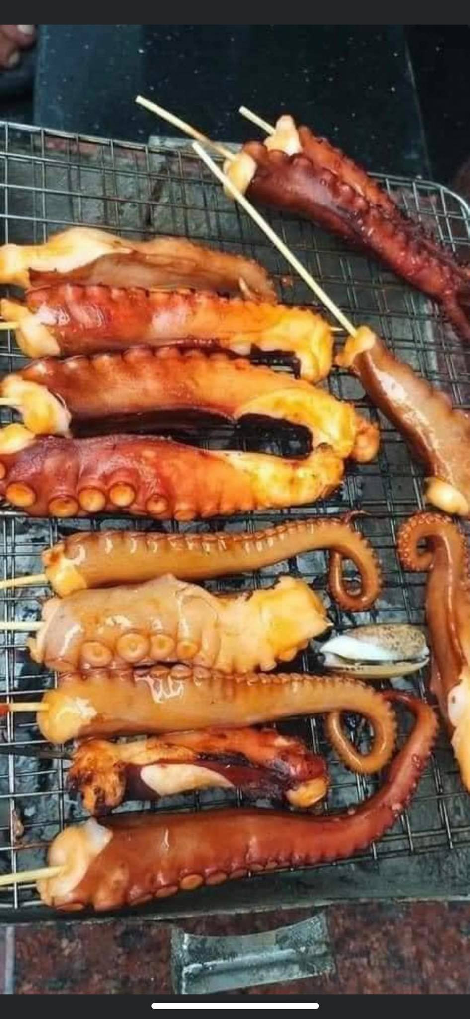 Người bán cũng khẳng định, râu bạch tuộc dai dai, giòn giòn, hương vị tươi ngon. Ảnh: Facebook