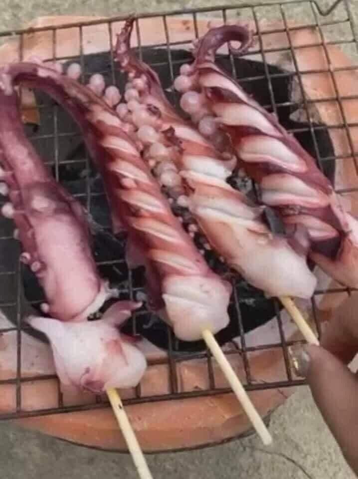 Tuy nhiên, khi xào hay hấp, râu bạch tuộc khổng lồ này rất nhạt, tanh và dai chứ không giòn và thơm ngon như quảng cáo. Chị Thu nghi ngờ loại râu bạch tuộc này không phải là hàng Nhật Bản. Ảnh: Facebook