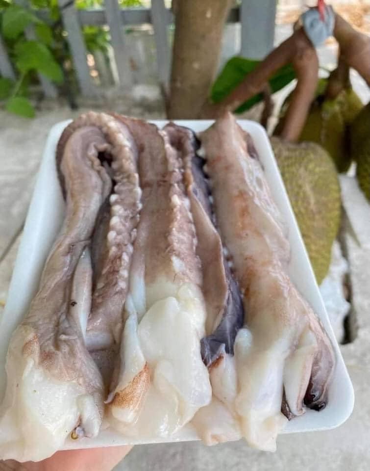 Theo quảng cáo của người bán, râu bạch tuộc khổng lồ là hàng siêu vip phiên bản giới hạn. Ảnh: Facebook