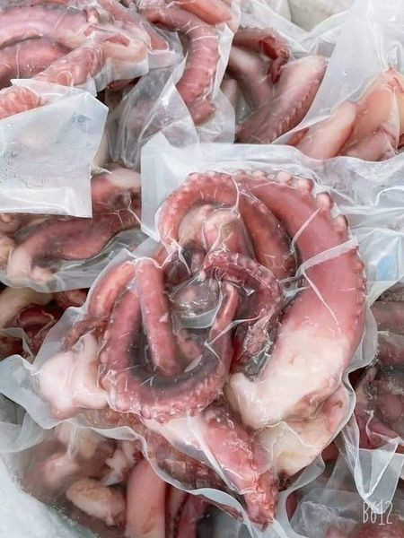 Chị Thu (Thanh Oai, Hà Nội) cho biết, trên khắp chợ mạng thấy nhiều người đăng bán râu bạch tuộc khổng lồ, mỗi bài viết có hàng trăm người đặt mua nên chị cũng đặt về ăn thử. Ảnh: Facebook