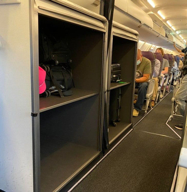 Máy bay này còn bố trí thêm tủ đựng hành lý cho những vị khách "nấm lùn", không tiện để đồ đạc trên cao.