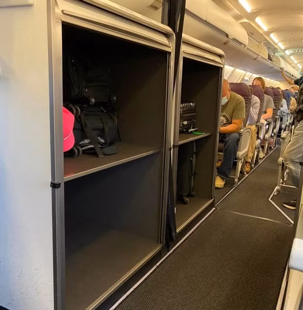 Máy bay này còn bố trí thêm tủ đựng hành lý cho những vị khách "nấm lùn", không tiện để đồ đạc trên cao.