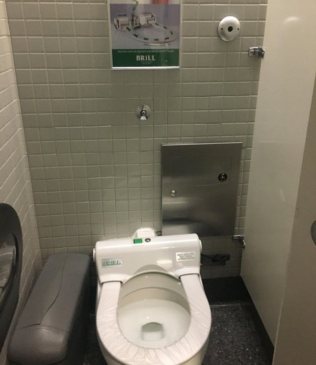 Sân bay ở Chicago (Mỹ) có bệ ngồi toilet được thay mới miễn phí mỗi khi bạn có nhu cầu sử dụng.