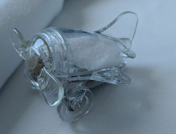 Lọ tiêu sử dụng trên máy bay thiết kế theo cùng chủ đề vô cùng ấn tượng.