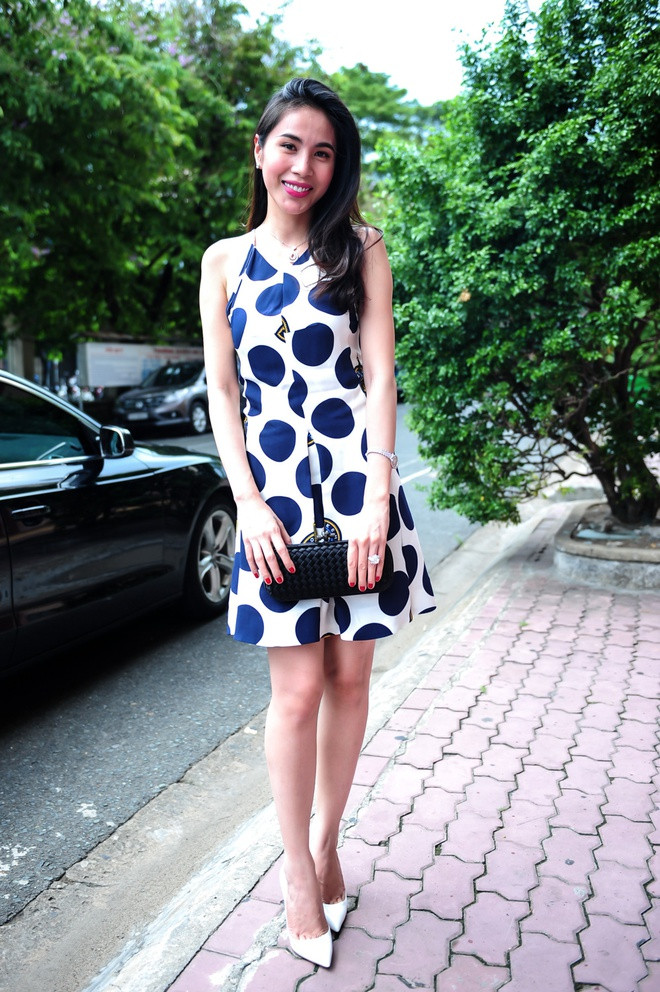 Năm 2015, Thủy Tiên gây chú ý với set đồ hiệu trị giá khoảng 1,5 tỷ đồng gồm váy Kenzo 15 triệu, giày Christian Louboutin 20 triệu, clutch Bottega Veneta 60 triệu, đồng hồ gắn kim cương 705 triệu, dây chuyền 582 triệu, hoa tai gần 85 triệu. Ảnh: Zing